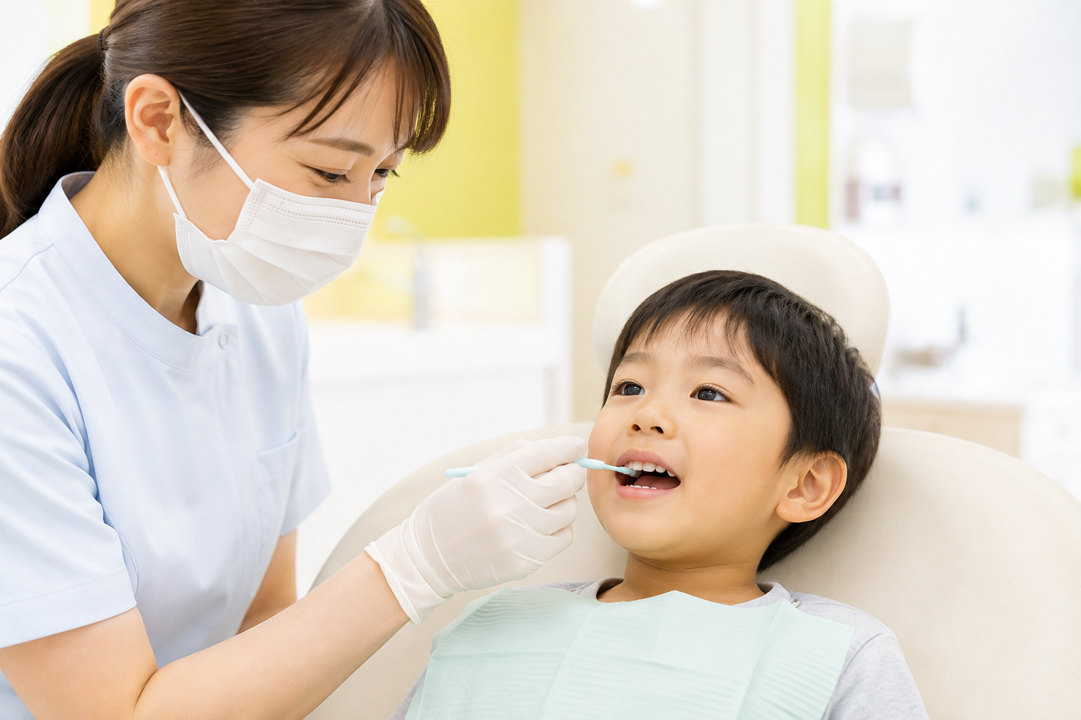 お子さまの歯にフッ素を塗布する歯科衛生士