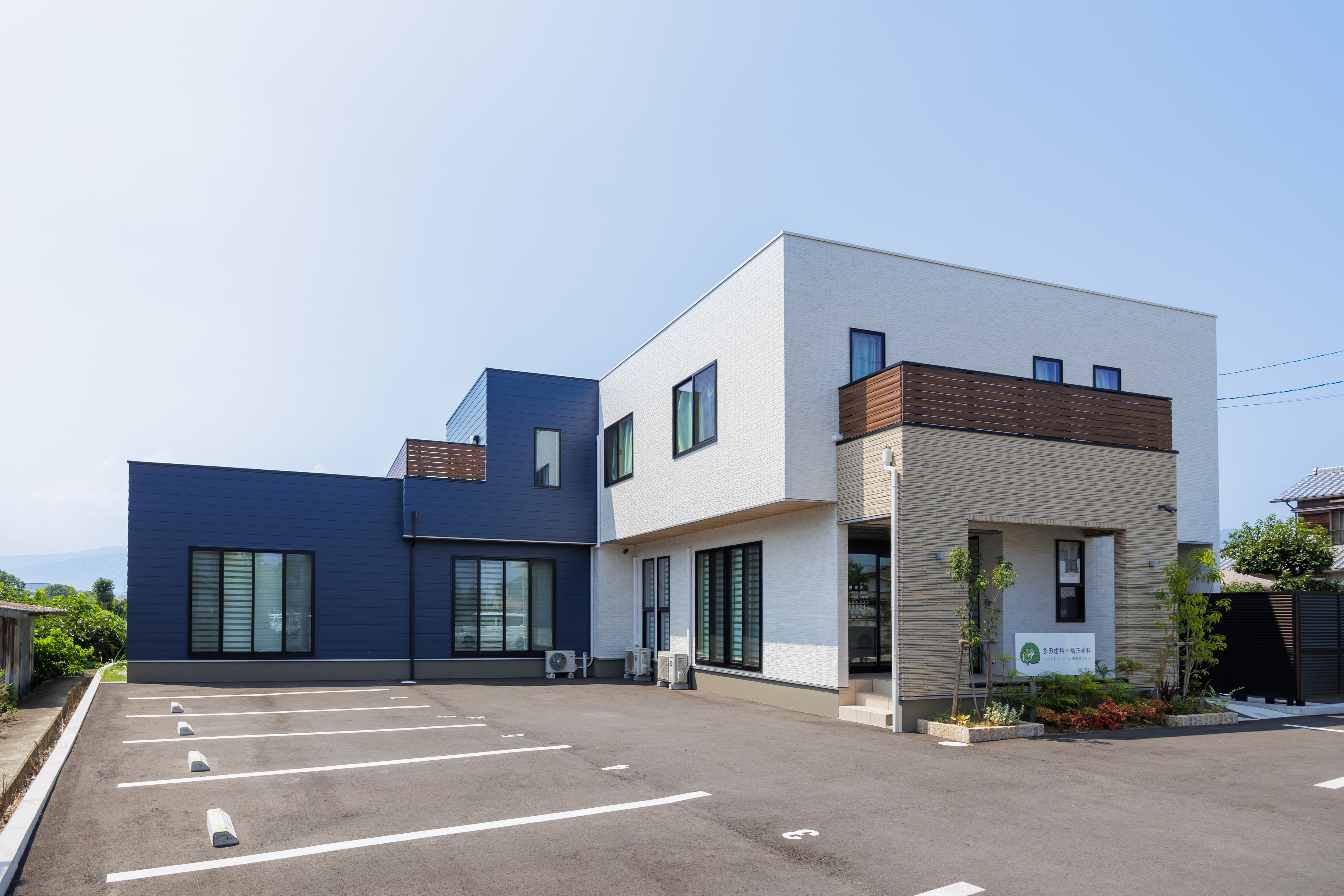 お子さまのお口の状態について保護者へ説明する歯科スタッフ