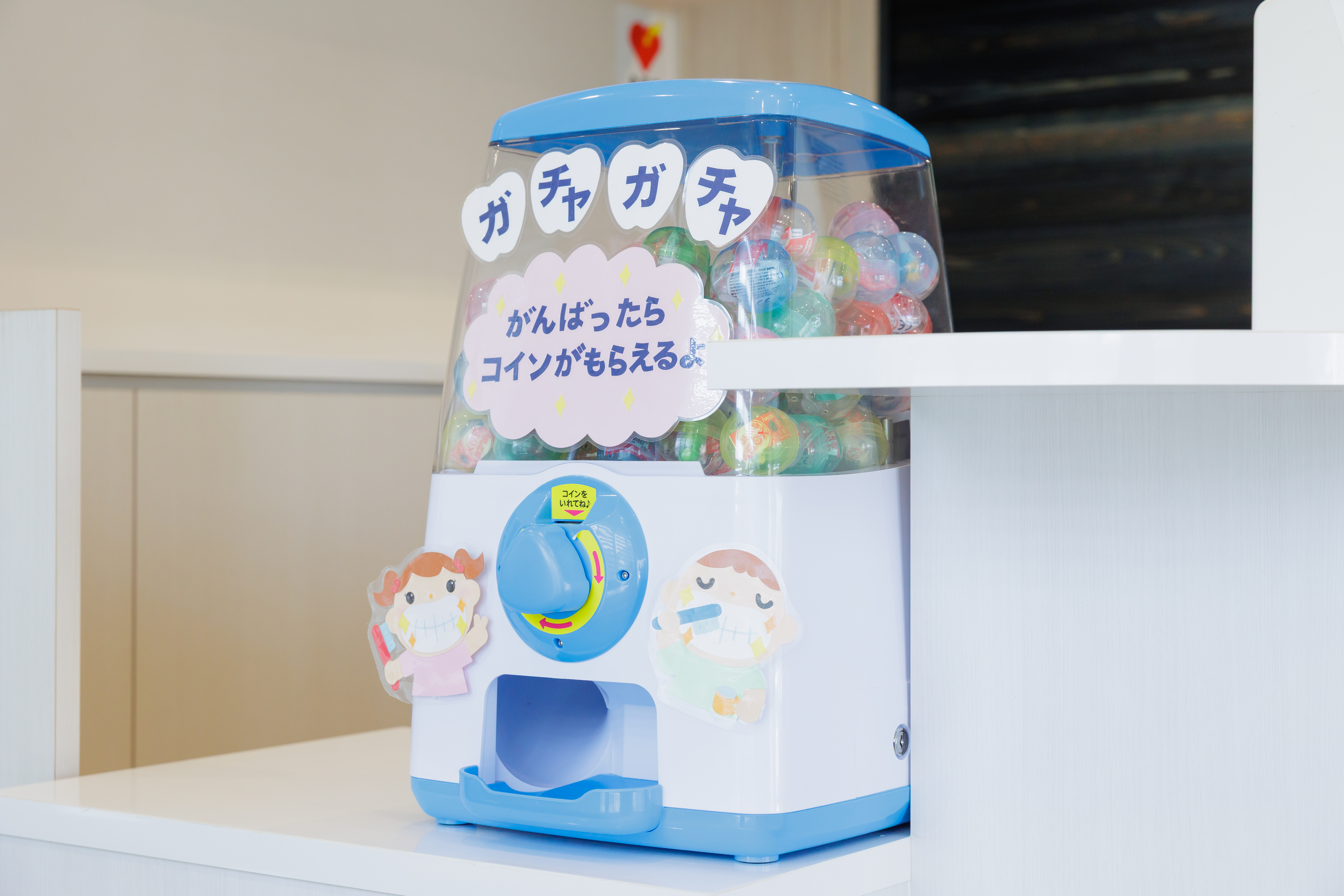 お子さまにやさしく声をかけながら診療する歯科医師